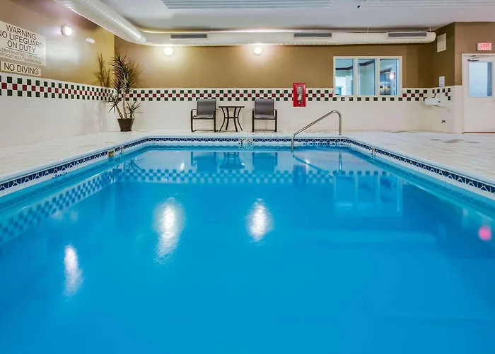 Hotel Country & By Radisson, Gurnee, Il